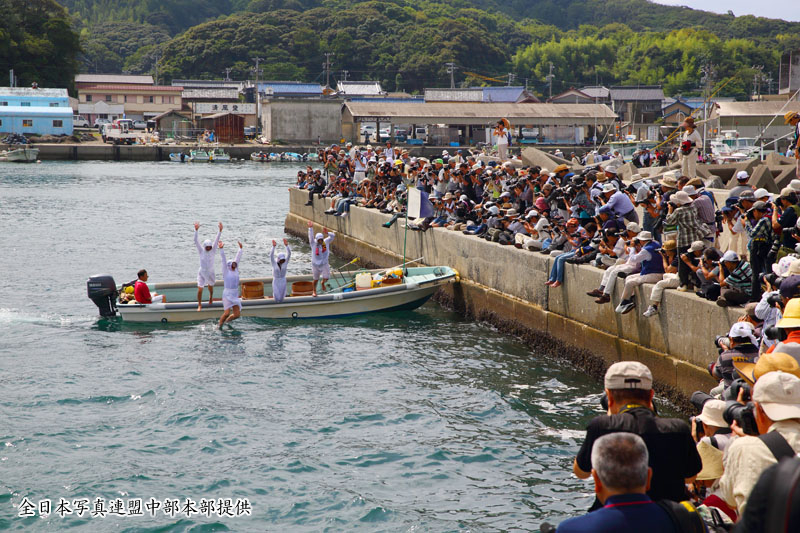 御座漁港飛び込む海女～全日本写真連盟中部本部のご提供～
